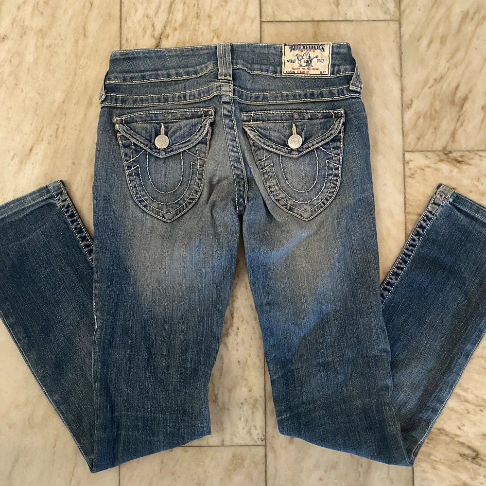 Säljer mina lågmidjade True Religion jeans❤️❤️❤️I modellen straight, storlek 25. Jeans & Byxor.