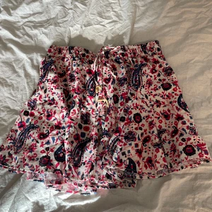 Jättefin kjol zara💗 - Säljer denna supersöta kjolen från zara. Den är knappt använd så i nyskick. Hör av dig vid intresse eller frågor💗💗