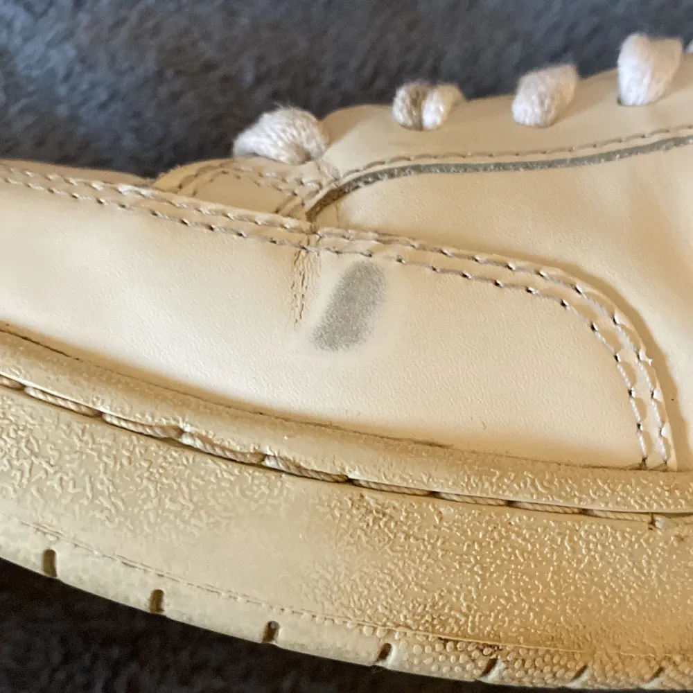 Säljer mina Veja skor med bruna/mörk beige detaljer. Har använt i några månader. En liten fläck på sidan, annars bra skick! Pris kan diskuteras ☺️. Skor.