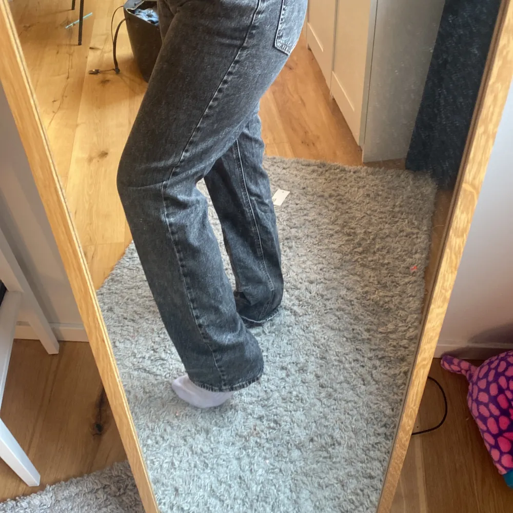 Säljer mina gråa jeans och dom passar inte mig längre för dom är för små i midjan!. Jeans & Byxor.