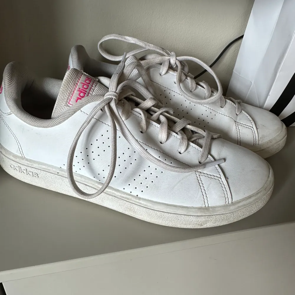 Vita adidas skor med rosa detaljer i storlek 38 2/3. Är använda sparsamt .. Skor.