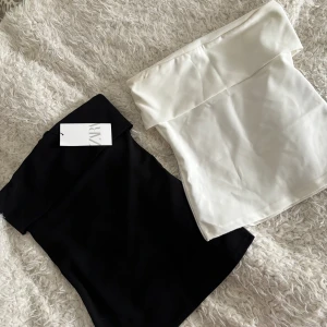 Zara toppar - Storlek S på båda. Svarta med tags. Vita endast använd en gång. Vita lite nopprig inuti. Se tredje bilden. 400kr för båda. En kostade 359kr
