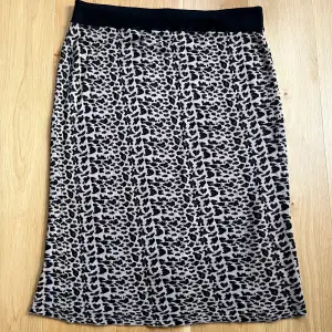 Så fin lång leopard kjol, använd fåtal gånger och i bra skick, kjolen är i storlek L men skulle lätt kunna gå att sy in i midjan så passar den mindre💗 