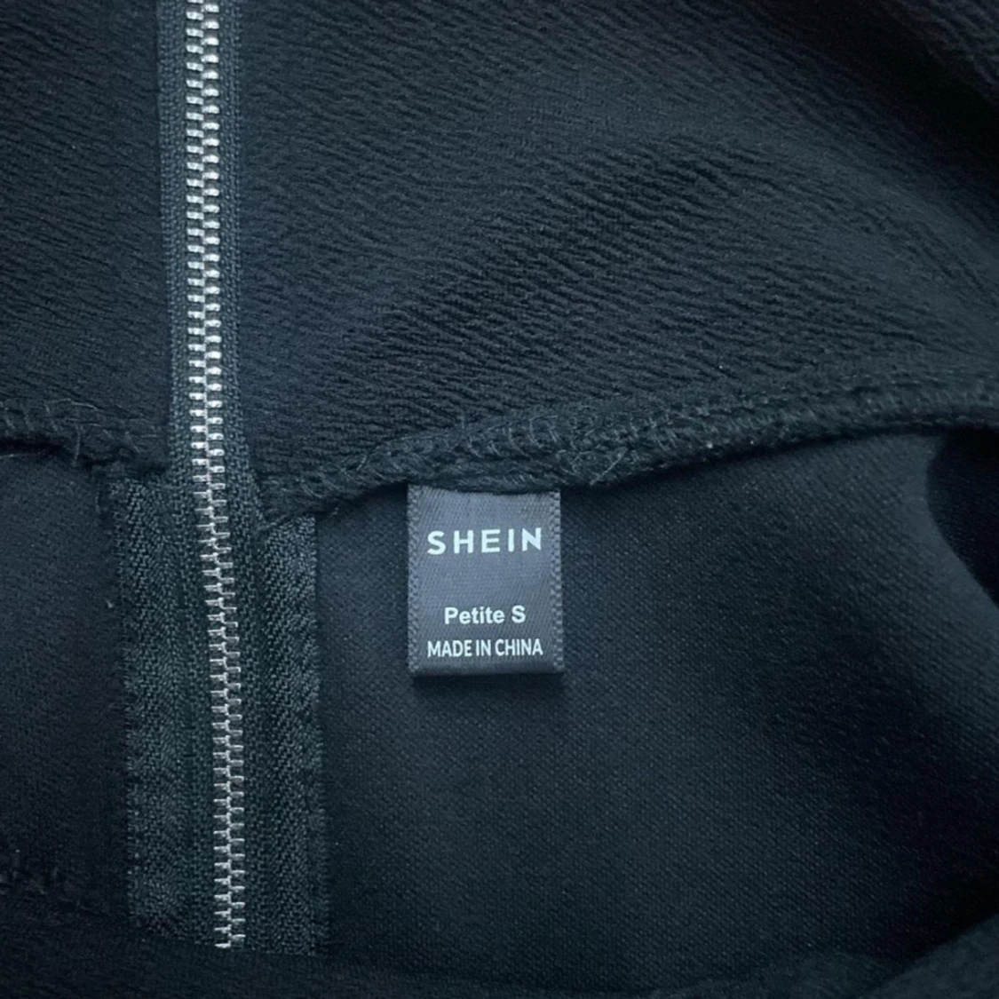 högmidjad svart kjol - 93