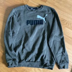 Sweatshirt  - Mörkgrön sweatshirt från puma  Använd fåtal gånger 