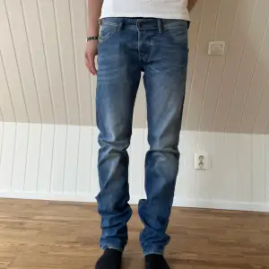 Säljer mina disel jeans i storlek 31/34 i bra skick🔥🔥han på bilden är 178 och de är lite lång för han.