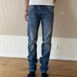 Disel jeans - Säljer mina disel jeans i storlek 31/34 i bra skick🔥🔥han på bilden är 178 och de är lite lång för han.