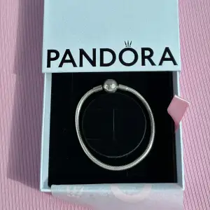 Pandora armband (moments) i 17cm, säljer då den är för liten för mig🩷 äkthets bevis finns!