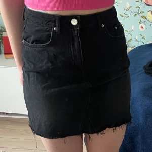 Jeanskjol  - svart jeanskjol från hm. Har använts men är i bra skick ändå. 