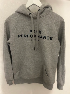 Hoodie - Peak performance hoodie, i bra skick och är jätte mjuk. 