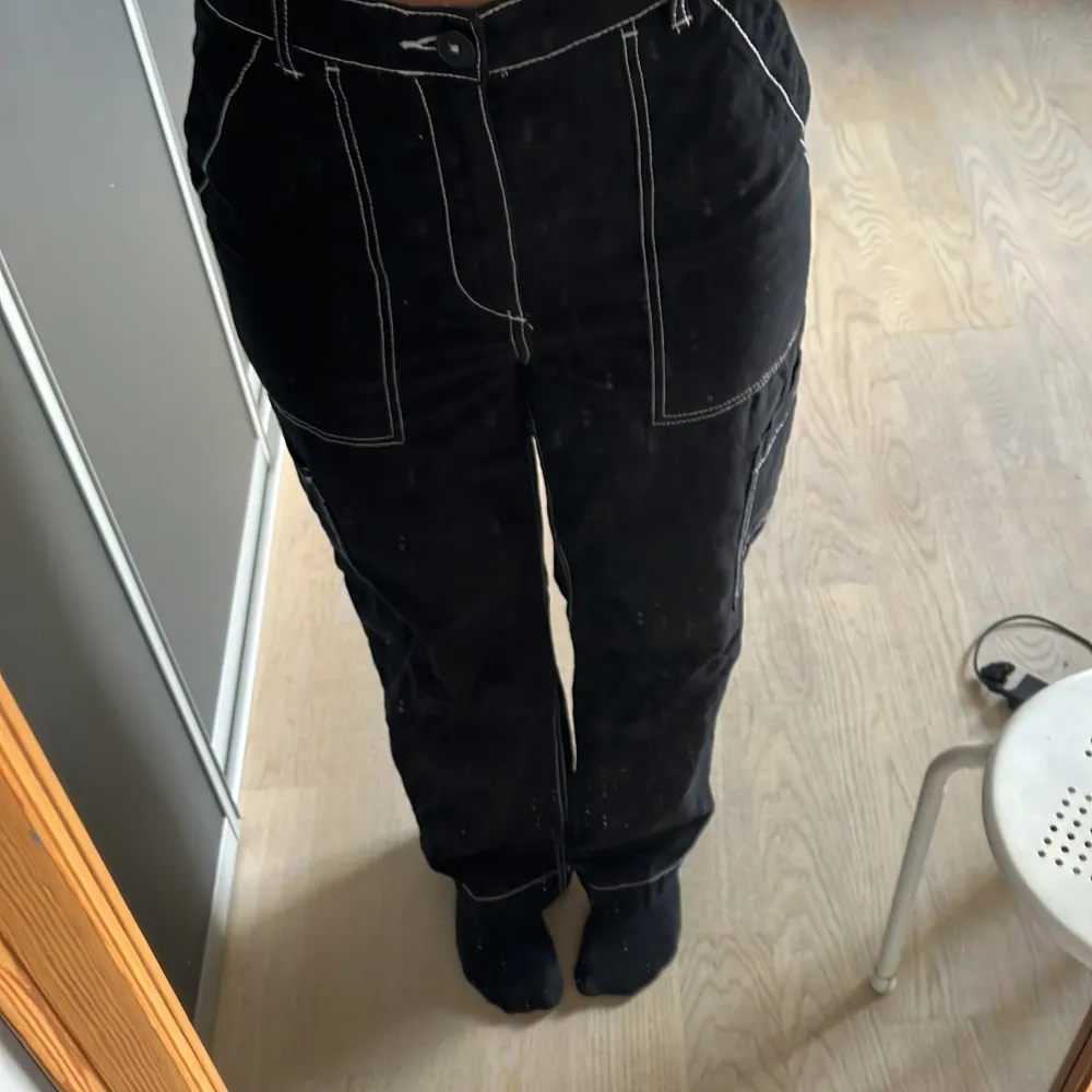 Svarta byxor från h&m. Säljer pga att den är för stora för mig och inte kommer till användning. Köparen står för frakten. Jeans & Byxor.