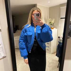 jacka nakd - Blå puffig jacka från NAKD💙bra skick! strl 32 men mer som en 34