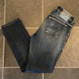 Säljer nu dessa unika och snygga Jacob Cohën jeans i modell 688. De är i perfekt skick bortsett från lite slitage vid fickorna. Nypris ca 5000kr. Hör gärna av er vid frågor eller funderingar 🙌