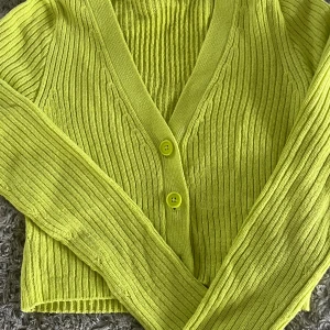 Grön kofta  - Den är använd cirka tre gånger, och då upplevde jag att den hade bra passform efter kroppen och satt fint på! 