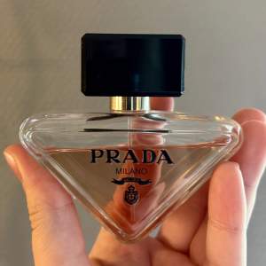 Prada paradoxe parfym 50 ml, se bild för mängden, nypris ca 1500kr! Originalboxen följer med!