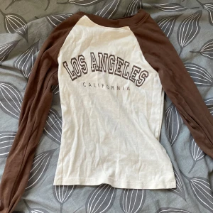 Brun och vit tröja  - Vit tröja med bruna armar 