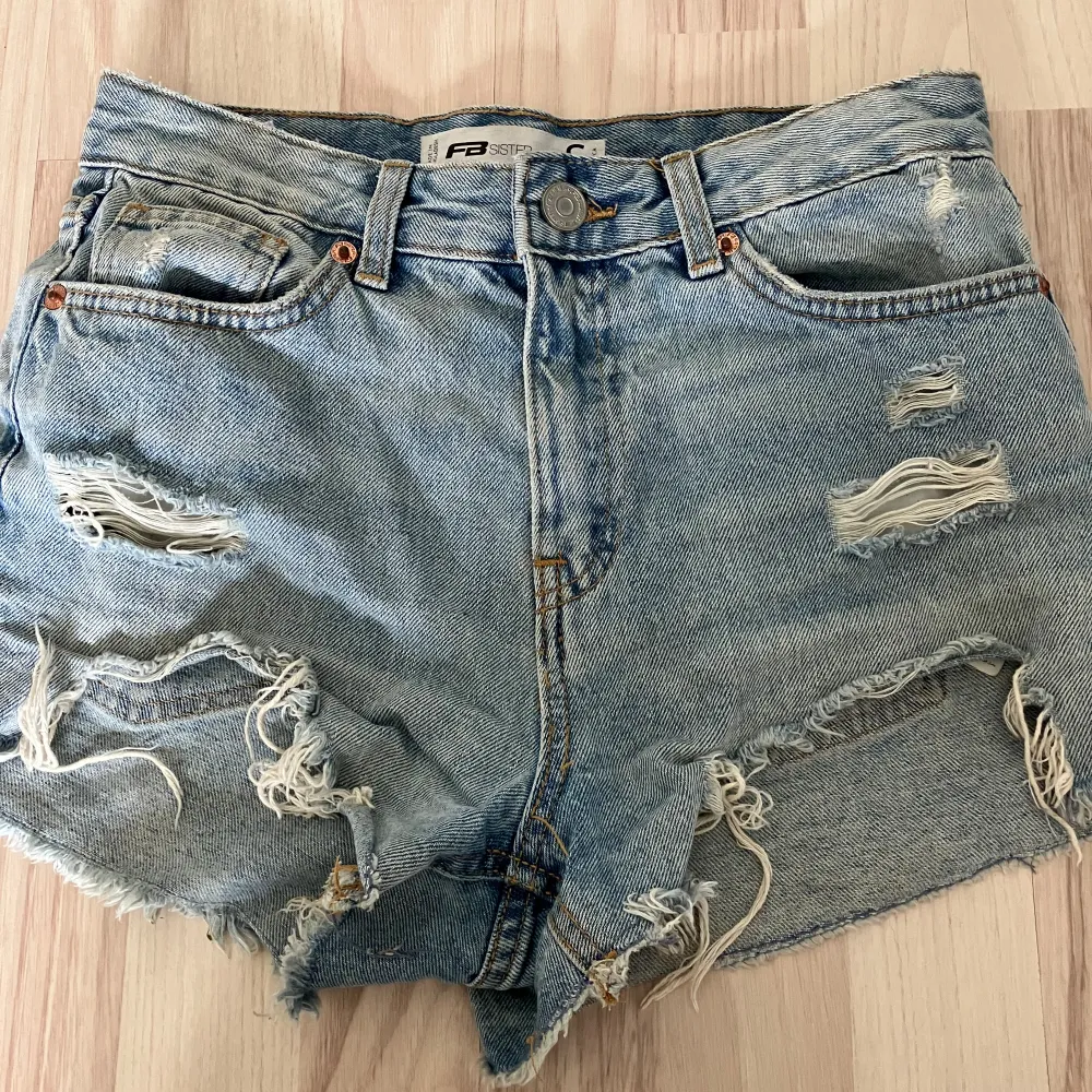 Supersnygga jeansshorts ifrån new yorker! Säljer eftersom dom är för små. Jättebra skick, skriv om frågor💗. Shorts.
