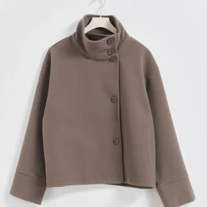 Höstkappa strl s - Tunn kappa från gina perfekt till våren. Använd en gång och ser ut precis som ny, skriv för föer bilder!