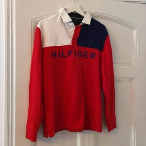 Rugbytröja Tommy Hilfiger - Långärmad rugbytröja Tommy Holfiger. Sparsamt använd, fint skick. Köparen betalar frakt. 