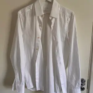 Vit skjorta i storlek M som aldrig är använd och vill bara bli av med den därför det låga priset. Nypris 900 kr