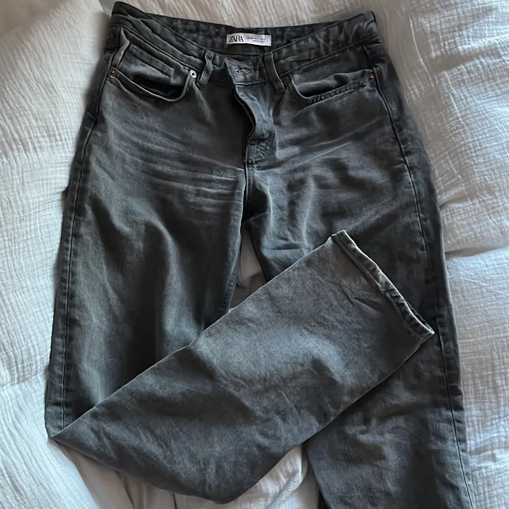 Lågmidjade grå jeans från zara. Jeans & Byxor.