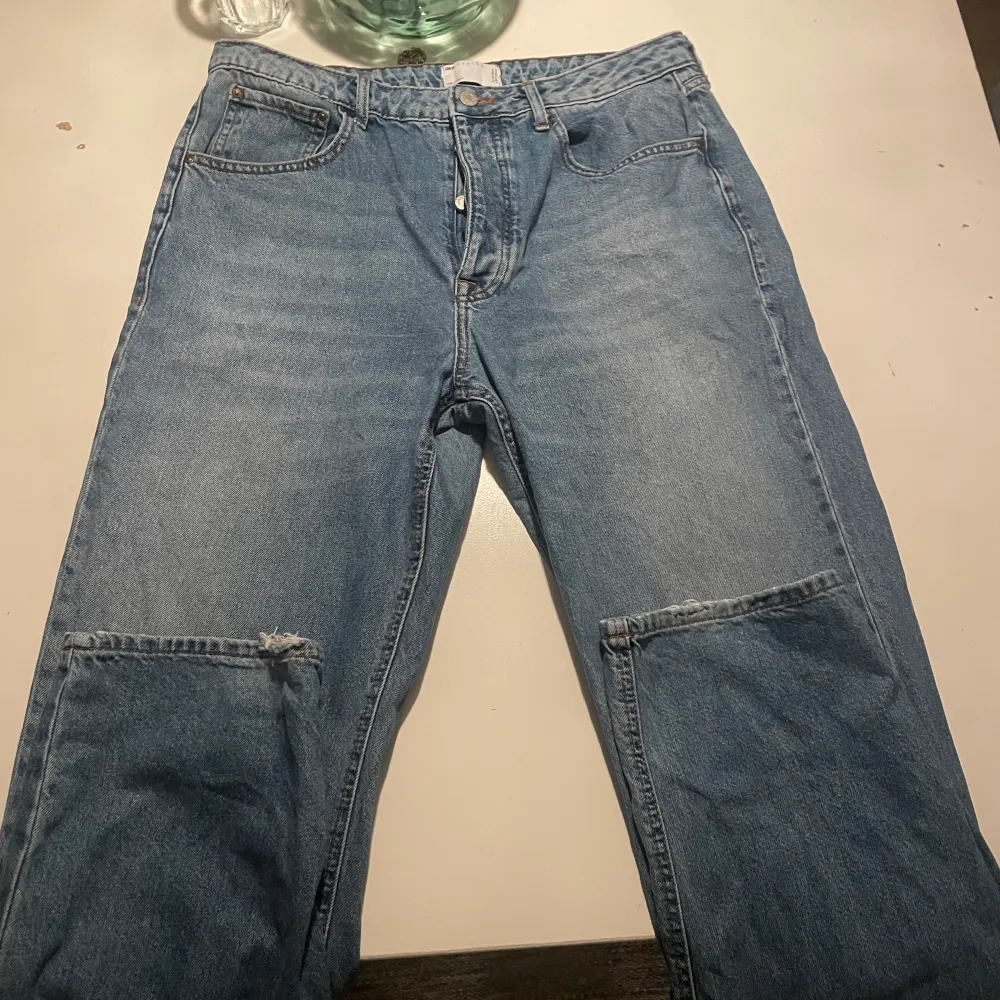 Straight jeans från asos 34/34 i fint skick använda runt 10 gånger. Liten slitning längst ner men tror de var så när jag köpte de. Jeans & Byxor.