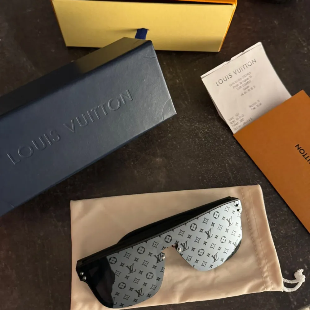 Louis Vuitton Waimea solglasögon. Box, påse, kvitto, fodral, putsduk och silkespåse medföljer.. Accessoarer.