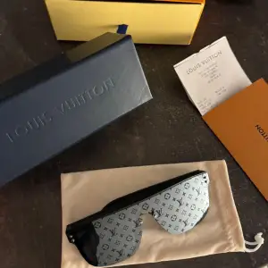 Louis Vuitton Waimea solglasögon. Box, påse, kvitto, fodral, putsduk och silkespåse medföljer.