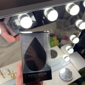 Mega beauty blender  - Stor beautyblender, aldrig använd men kartongen är öppnad en gång. Pris: 100kr