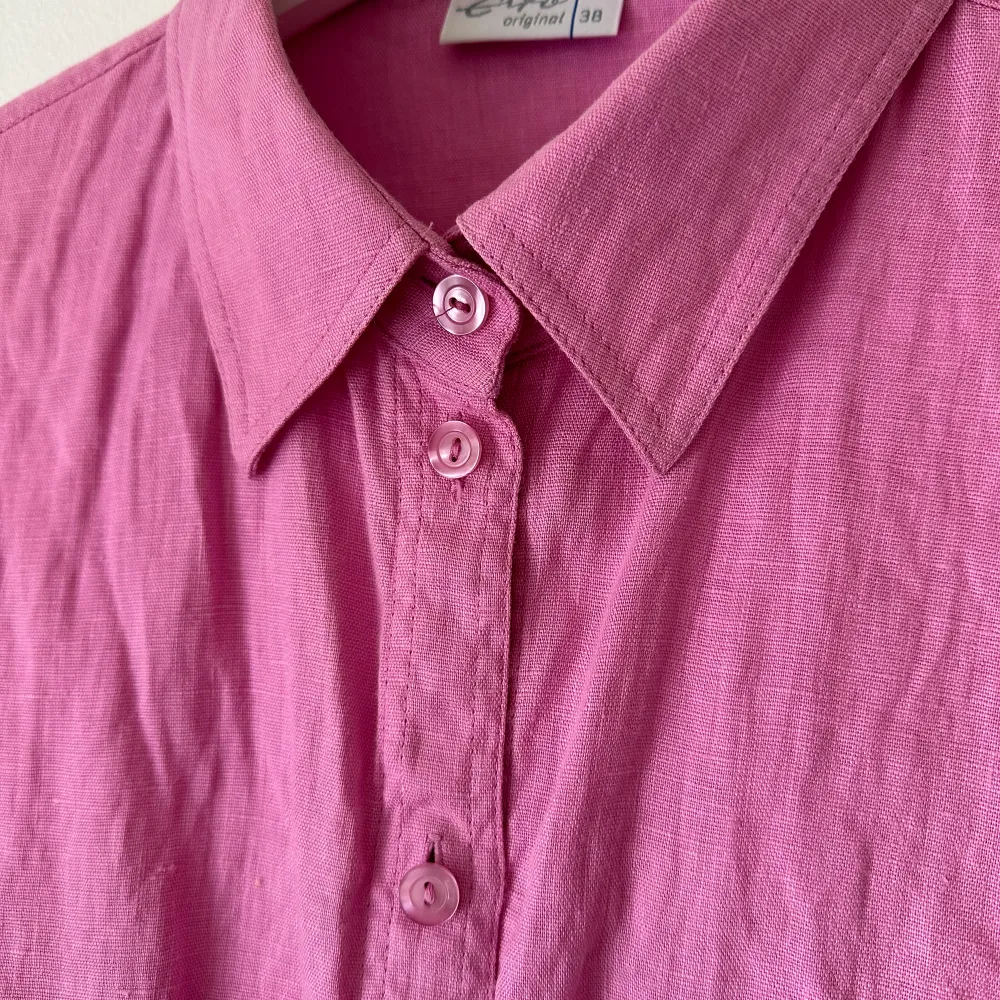 Så snygg rosa linneskjorta. Köpt vintage från okänt märke och sparsamt använt. Storlek 38 (jag har vanligtvis 34/36, sitter snyggt oversize). 100% linne. Så snygg till våren!!  Djur- och rökfritt hem.. Skjortor.