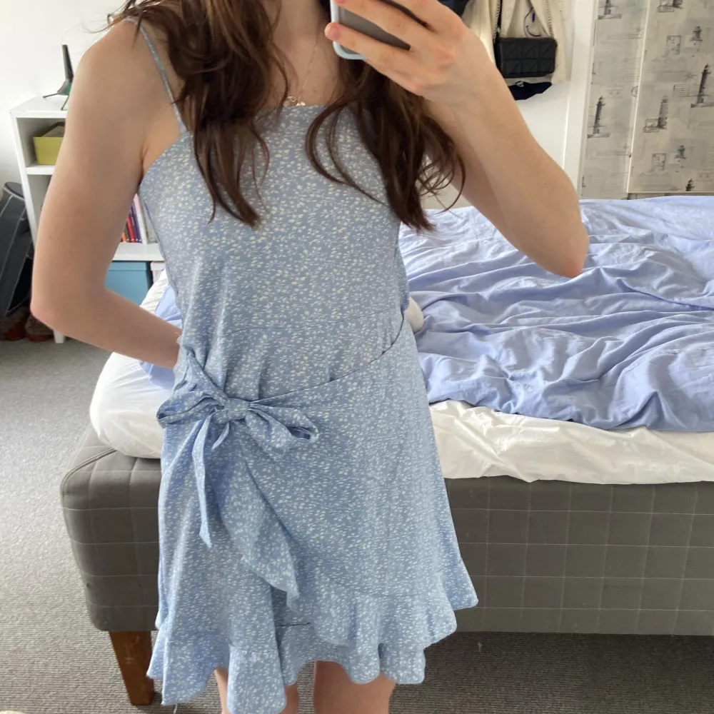 Köpte den här klänningen för ungefär tre år sedan på SHEIN. Den har snören så att man kan justera storleken, man knyter en rosett i sidan. Är i fint skick och passar perfekt till sommaren!💛. Klänningar.