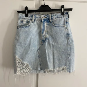 Jeans kjol - säljer denna jeanskjol som jag tror är från HM i strl 36 
