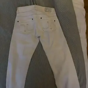 Jeans från global funk, byxorna är straight och low Waist