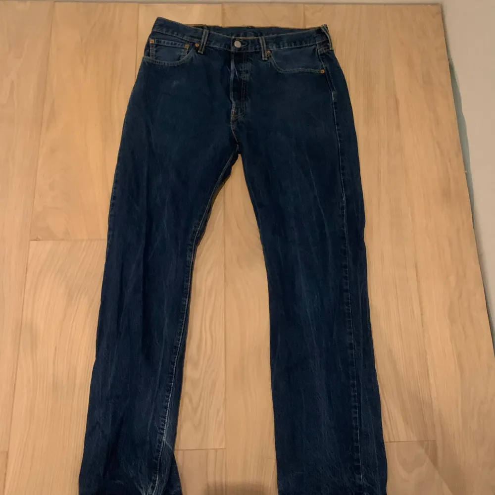 Hej säljer nu mina Levis jeans då jag bytt stil och inte har andvändning för dom, skriv för frågor.. Jeans & Byxor.