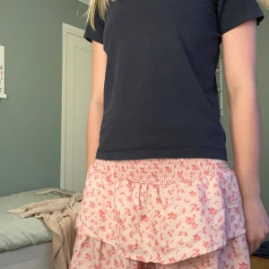 Volangkjol - JÄTTEFIN Volangkjol från Gina. I nyskick och nästan aldrig använd. Jag kan inte se några som helst fläckar eller fel på den. Säljer för att jag inte tycker att jag passar i rosa❤️