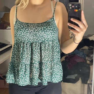 blommigt linne - somrigt grönt linne med vita blommor ❣️ strl. XS men passar XS-M