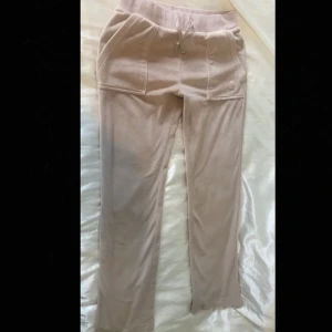 Juicycouturebeige - Dessa fina o trendiga  juicybyxor används inte längre, därför säljer jag dem 😊Jag sänker ytligare priset eftersom knappen på ena snöret har åkt av. Förutom det så är dem inte slitna , skriv om ni är intresserade!💕