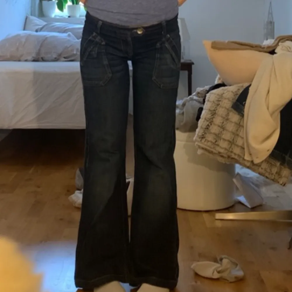 Jeans som ej kommer till användning. Osäker på storlek men midjemåttet är 36cm rakt över och innebenslängden är 73cm💓 passar någon runt 160🥰. Farkut & Housut.