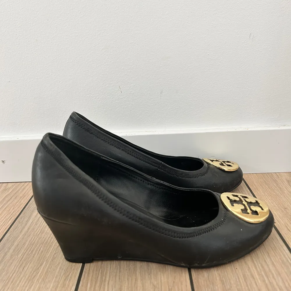 Tory Burch pumps med kilklack säljes! Fint skick  Storlek: 36. Skor.