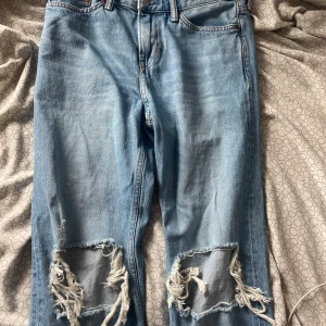 Jeans Relaxed Fit - Jeans från hm i modellen relaxed fit. Säljer då jag sldrig använt dom eftersom dom inte riktigt va min stil. Dom har två hål vid knäna och är i storleken 30/30 och jag tror att någon annan skulle passa super bra med dom! 