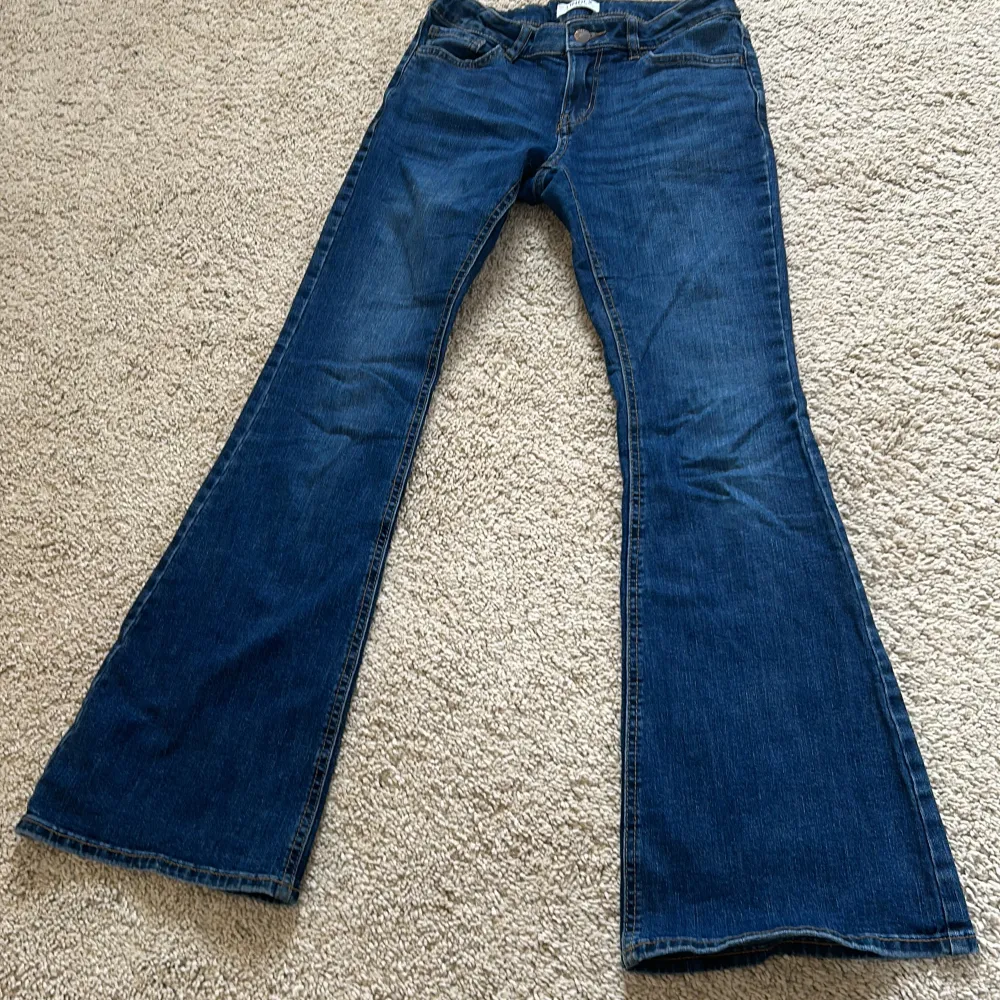 Säljer mina jätte snygga jeans från Lindex som varit mina favoritjeans länge! Dessvärre har de blivit för korta så bestämde mig för att sälje de. Inga större defekter. När de satt så som på bilden på mig var jag ca 163 cm lång! Skriv för frågor💖💖. Jeans & Byxor.