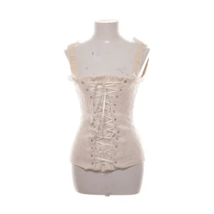 Vit korsett topp - Vit korsett topp köpt från sellpy. Banden är bytta till dom på sista bilden💕