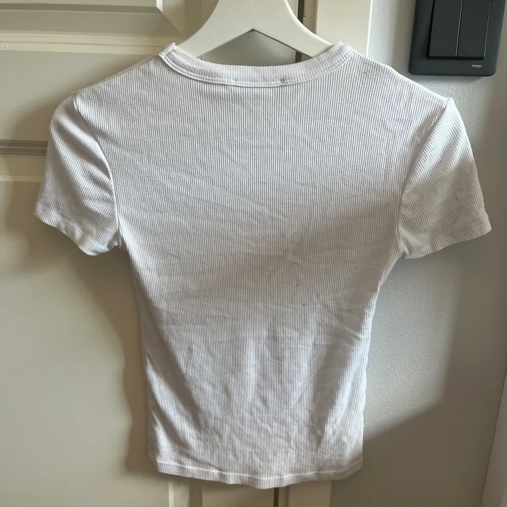 Basic t shirt från Zara storlek S knappt använd . T-shirts.