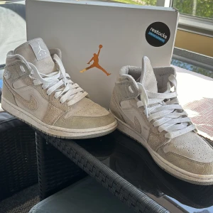 Air Jordan 1 Mid  - Bestämt mig för att sälja mina Jordan 1 eftersom de aldrig kom till användning. Max 3 ggr. Skorna är välvårdade och är perfekt att både ha på sig under vardagen eller om man vill lira lite på basketplanen. Storleken är 40,5 men passar mig med 41