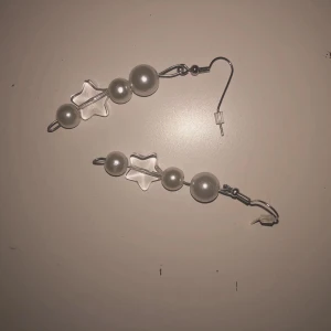 örhängen! 💋 - handgjorda pärlörhängen med stjärnor 🌟 skriv innan du köper 🫶🏻