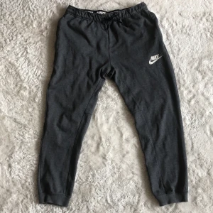 Mjukisbyxor  - Fina mjukisbyxor i bra skick! Resor i midjan och fickor med dragkedja.