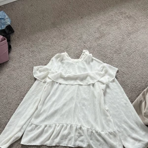 Blus - Säljer denna för att det är lite för stor för mig