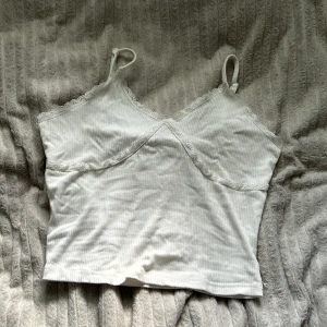 Vitt linne med spets - Vitt linne med spets i storlek M