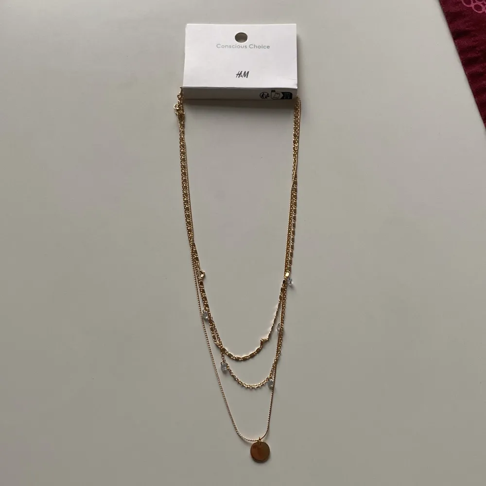 Tre fina halsband i guld 💛 En liten kedja med en guld cirkel på och en helt vanlig kedja och en kedja med diamanter på 💎 Ny pris 199 men säljer för 50 för strl ❤️. Accessoarer.