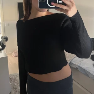 Off shoulder stickad - Ribbstickad tröja som knappt är använd! Snygg med linne under! 